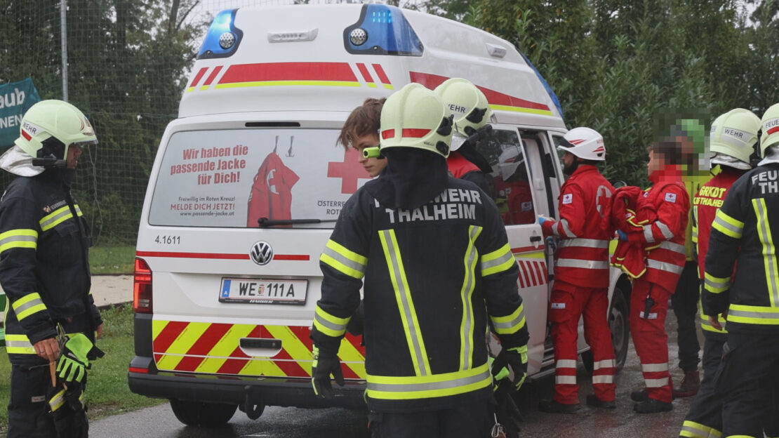 Schwer verletzt: Person in Thalheim bei Wels nach Sturz aus einem Schacht gerettet